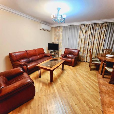 Family Spacious 3 Bedroom Apartment In The Middle Of City Center, Next To North Avenue Erivan Exterior foto