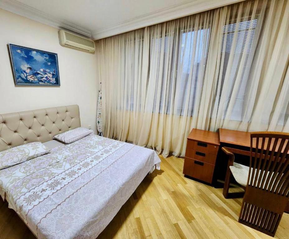 Family Spacious 3 Bedroom Apartment In The Middle Of City Center, Next To North Avenue Erivan Exterior foto