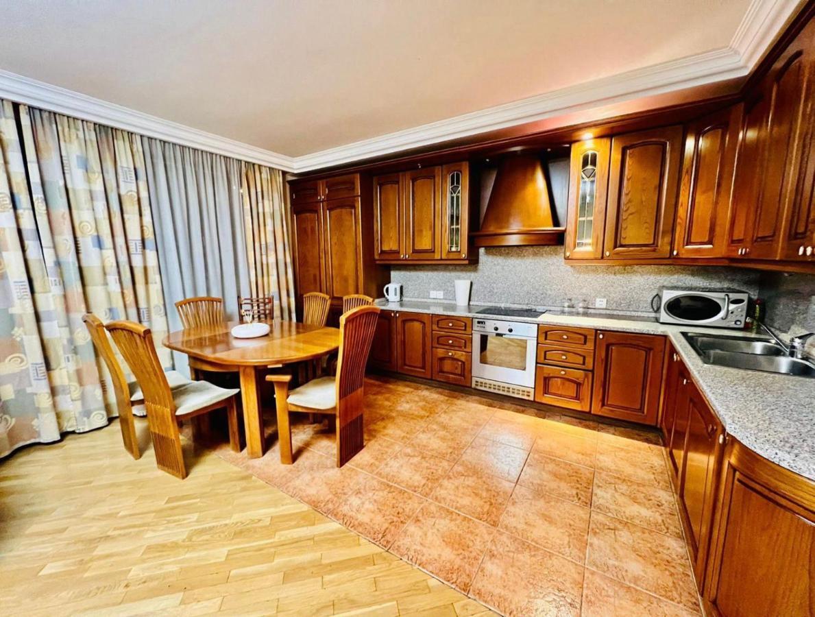 Family Spacious 3 Bedroom Apartment In The Middle Of City Center, Next To North Avenue Erivan Exterior foto