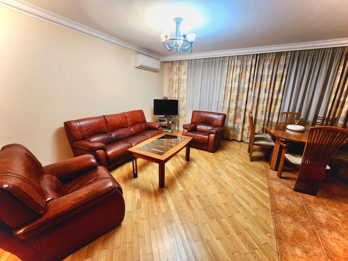 Family Spacious 3 Bedroom Apartment In The Middle Of City Center, Next To North Avenue Erivan Exterior foto