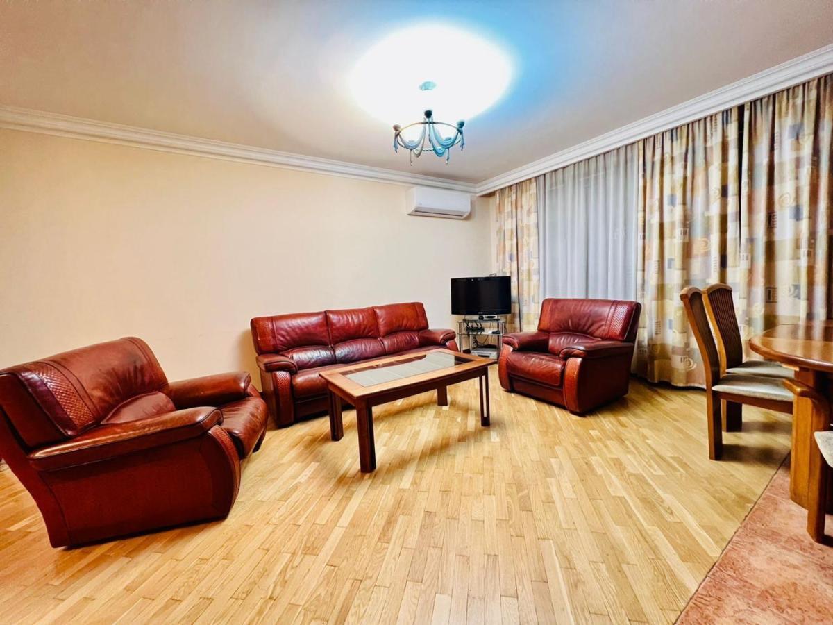 Family Spacious 3 Bedroom Apartment In The Middle Of City Center, Next To North Avenue Erivan Exterior foto