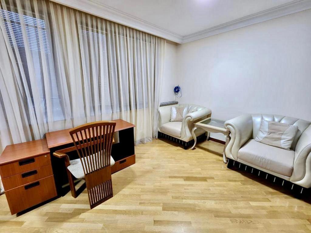 Family Spacious 3 Bedroom Apartment In The Middle Of City Center, Next To North Avenue Erivan Exterior foto