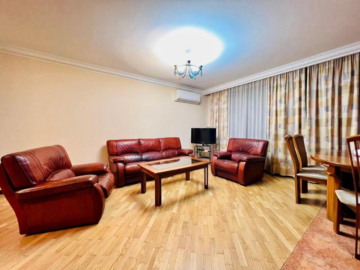 Family Spacious 3 Bedroom Apartment In The Middle Of City Center, Next To North Avenue Erivan Exterior foto