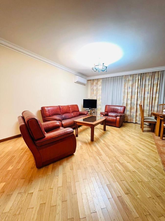 Family Spacious 3 Bedroom Apartment In The Middle Of City Center, Next To North Avenue Erivan Exterior foto