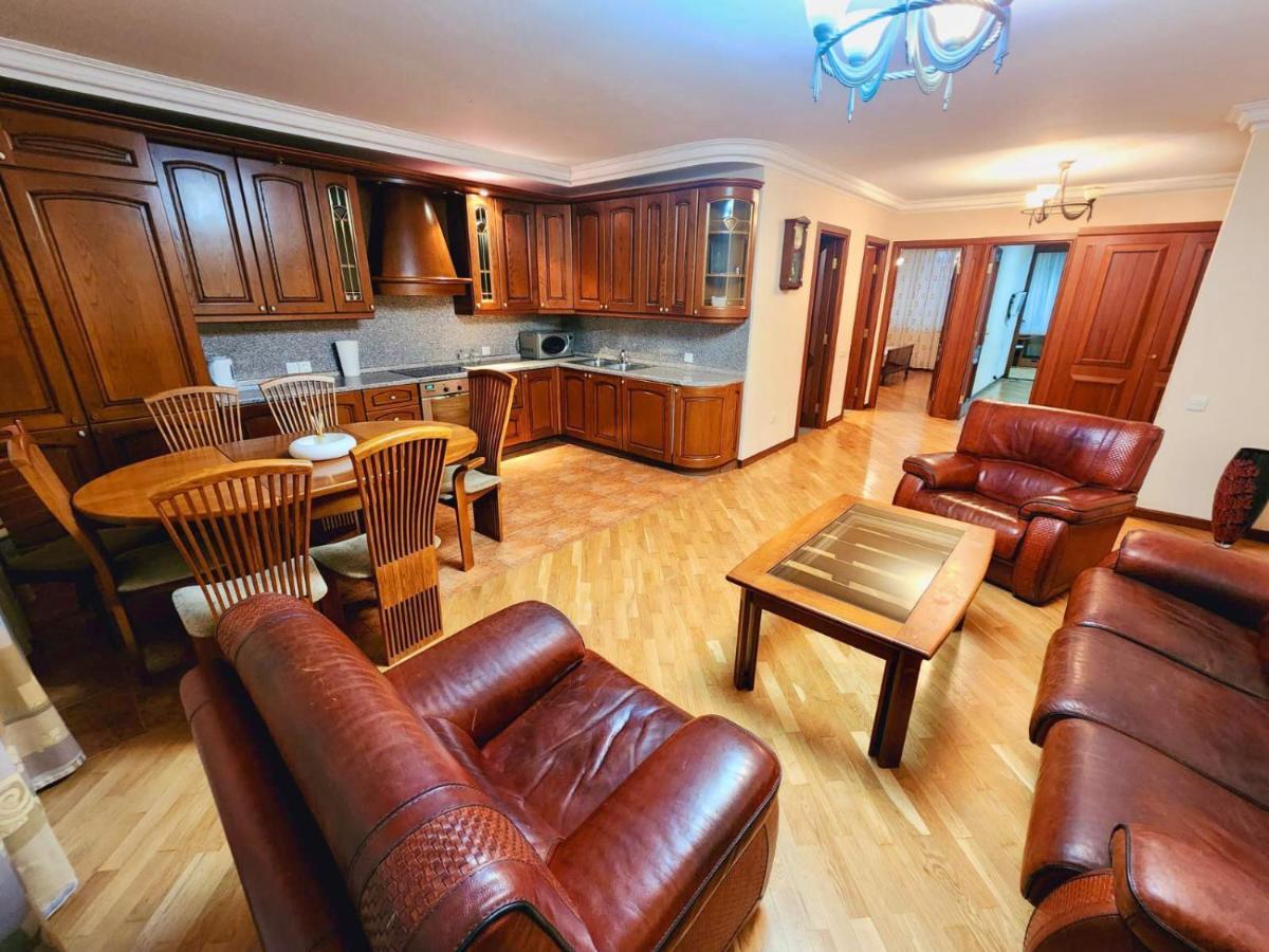 Family Spacious 3 Bedroom Apartment In The Middle Of City Center, Next To North Avenue Erivan Exterior foto