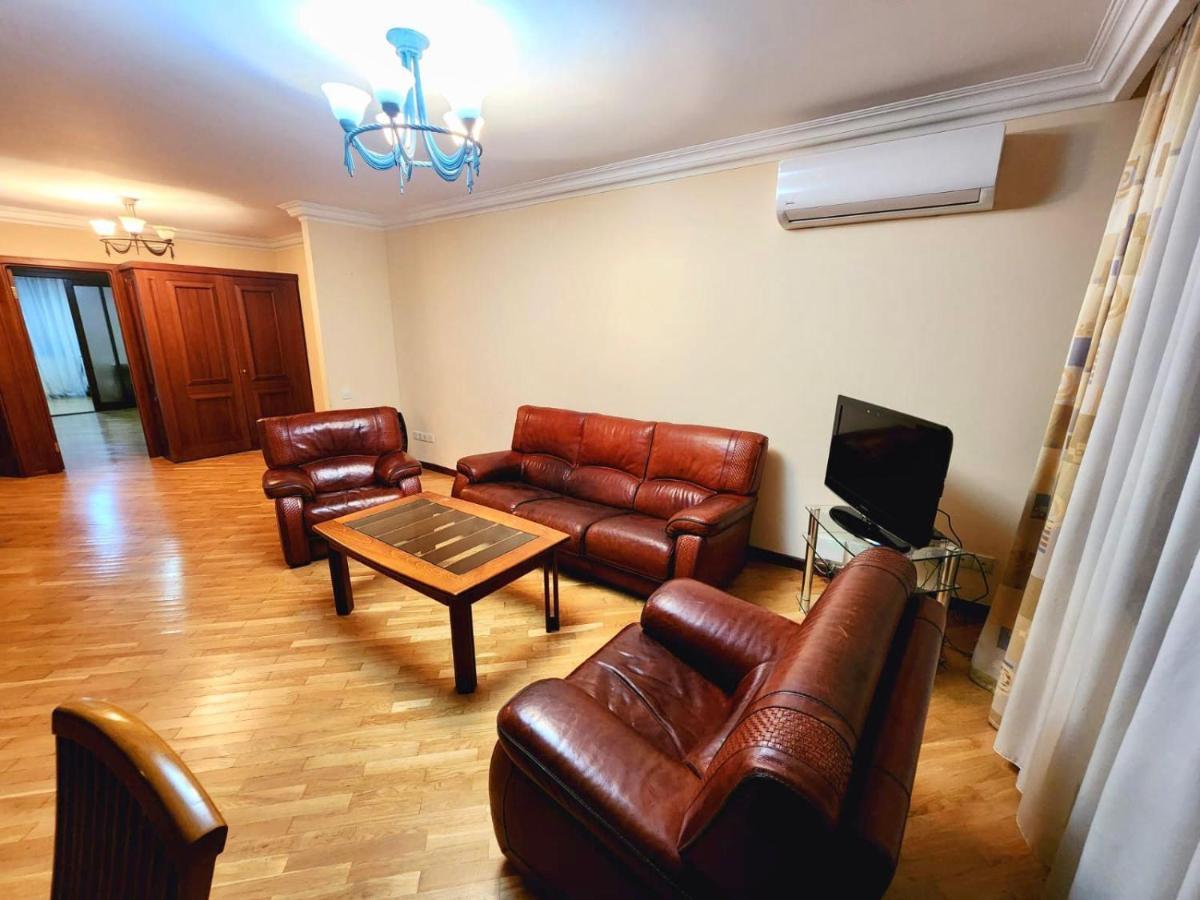 Family Spacious 3 Bedroom Apartment In The Middle Of City Center, Next To North Avenue Erivan Exterior foto